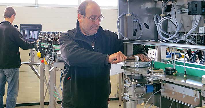 Installation der Kameratechnik in einer KS CONTROL-Flaschen-Inspektionsmaschine