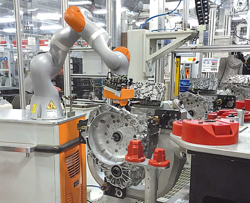 kyneos Automation. Roboteranlage in Produktionshalle